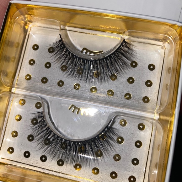 Lashes - Picture 5 of 10